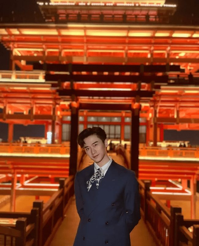 八块腹肌的高颜值语文老师帅呆了！