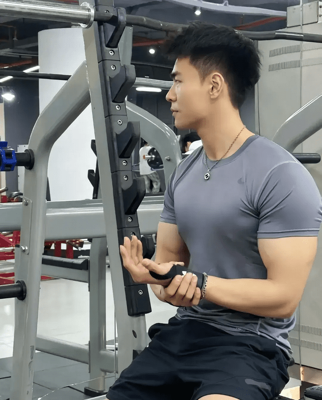 185 的脂包肌帅哥，迷人的男人味让人流口水！