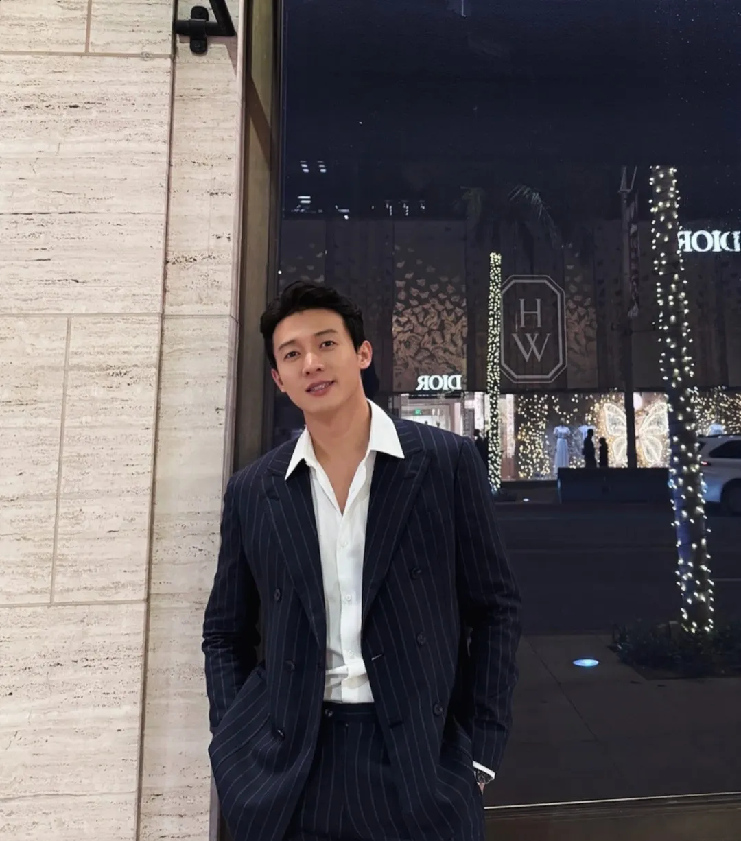 侯雯元没穿泳裤？腹毛这么性感实力大出圈！