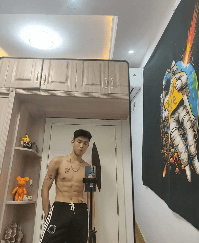 男大体育生黑皮肌肉帅哥独自在酒店！