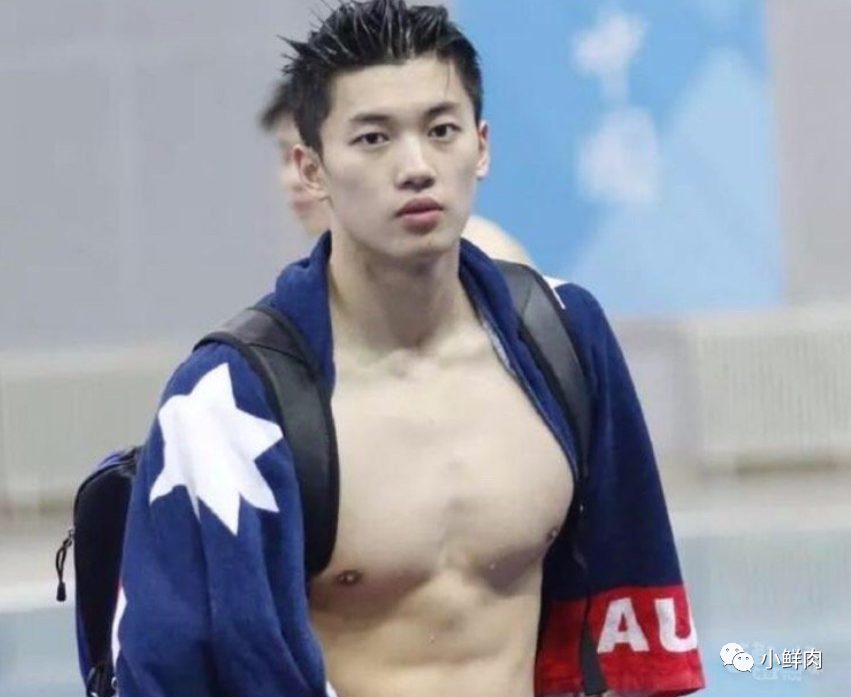  天啦，汪顺被一男子摸了大胸肌！！