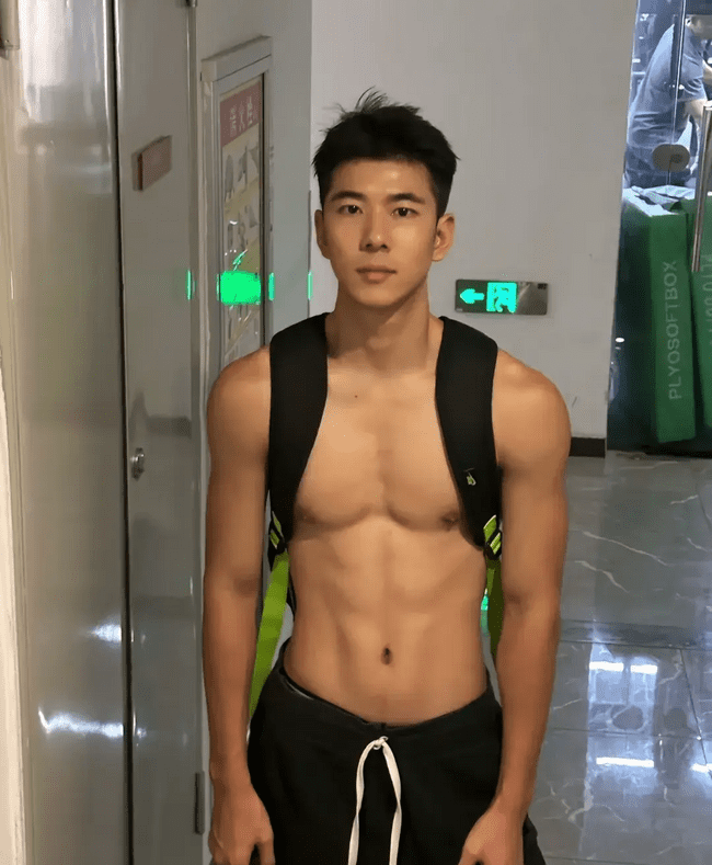 185cm 阳光帅气的薄肌实习体育老师