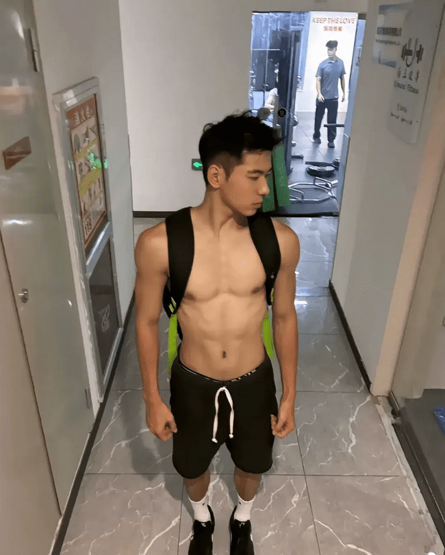 185cm 阳光帅气的薄肌实习体育老师