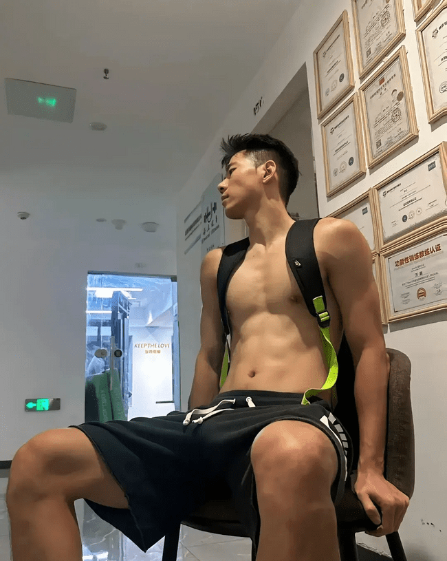 185cm 阳光帅气的薄肌实习体育老师