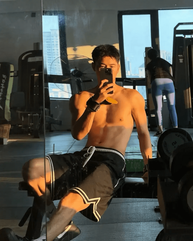 185cm 阳光帅气的薄肌实习体育老师