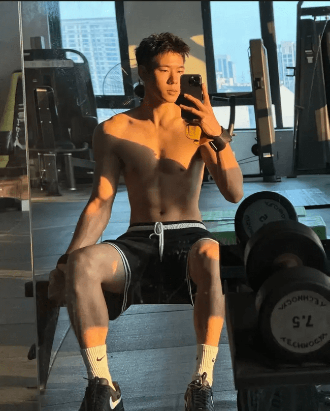 185cm 阳光帅气的薄肌实习体育老师