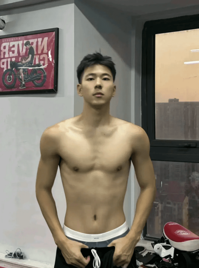 185cm 阳光帅气的薄肌实习体育老师