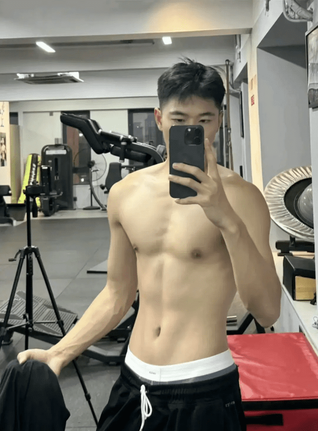 185cm 阳光帅气的薄肌实习体育老师