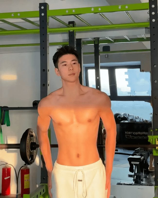 185cm 阳光帅气的薄肌实习体育老师