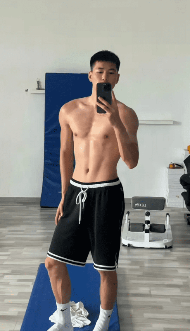 185cm 阳光帅气的薄肌实习体育老师