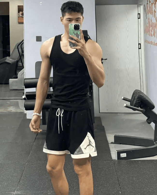 185cm 阳光帅气的薄肌实习体育老师