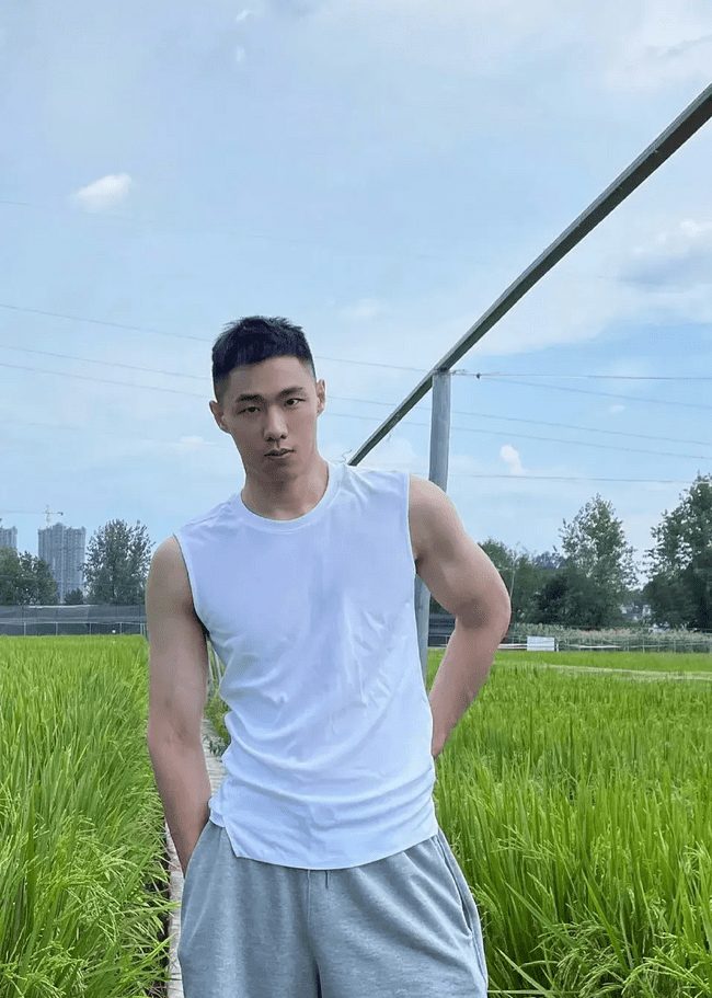 邻家哥哥在田野脱了露出又白又嫩的肌肉！！