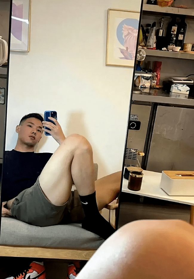 邻家哥哥在田野脱了露出又白又嫩的肌肉！！