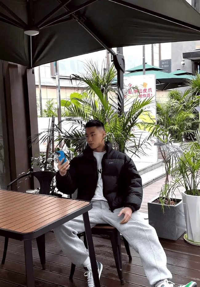 邻家哥哥在田野脱了露出又白又嫩的肌肉！！