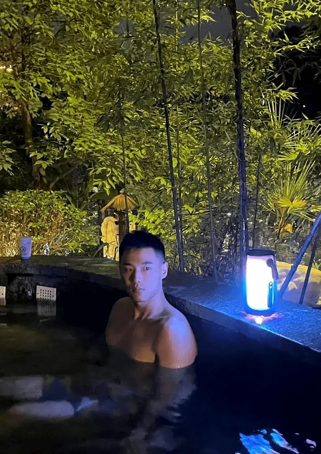 邻家哥哥在田野脱了露出又白又嫩的肌肉！！