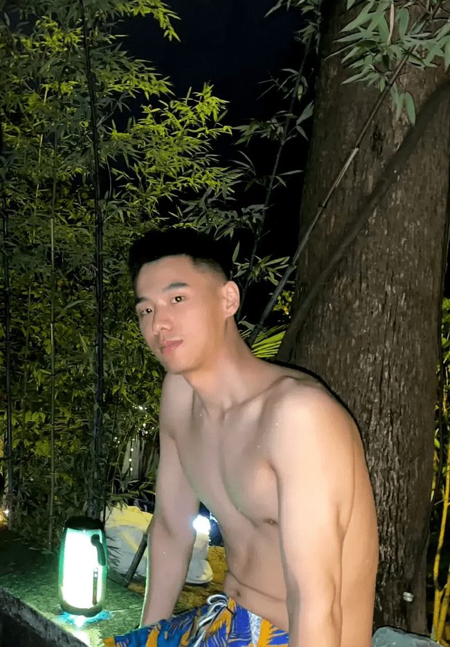 邻家哥哥在田野脱了露出又白又嫩的肌肉！！
