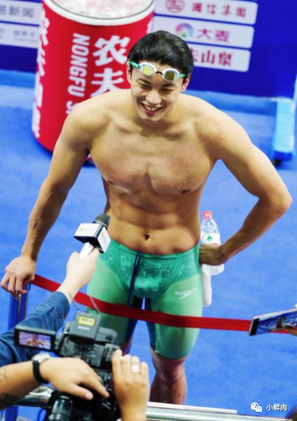  天啦，汪顺被一男子摸了大胸肌！！