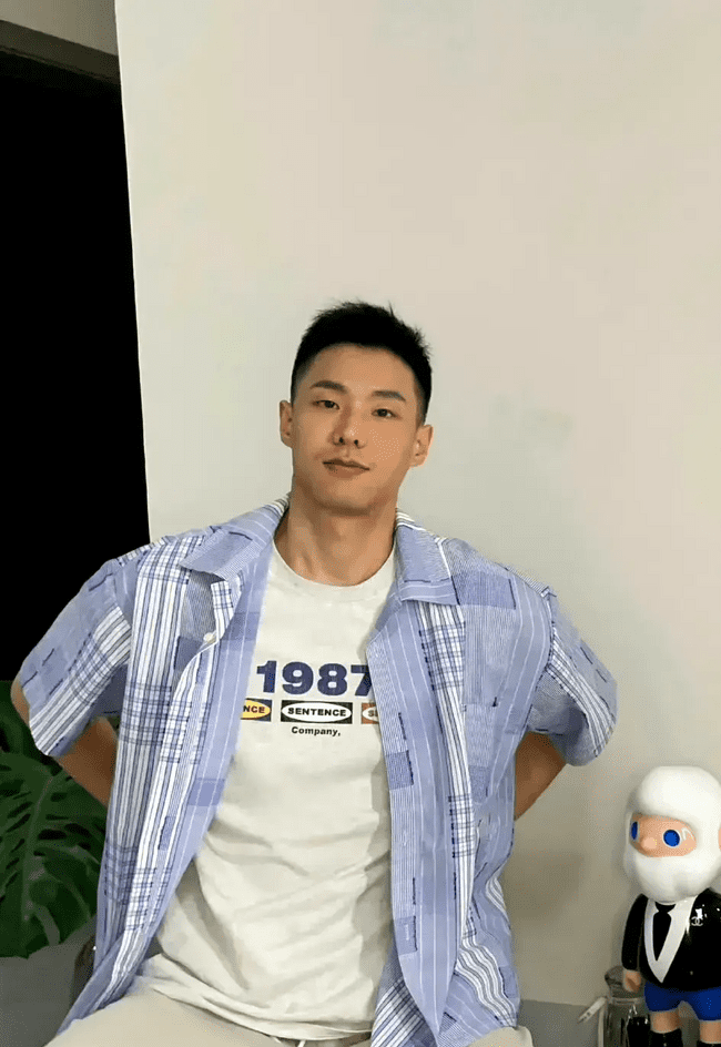 邻家哥哥在田野脱了露出又白又嫩的肌肉！！