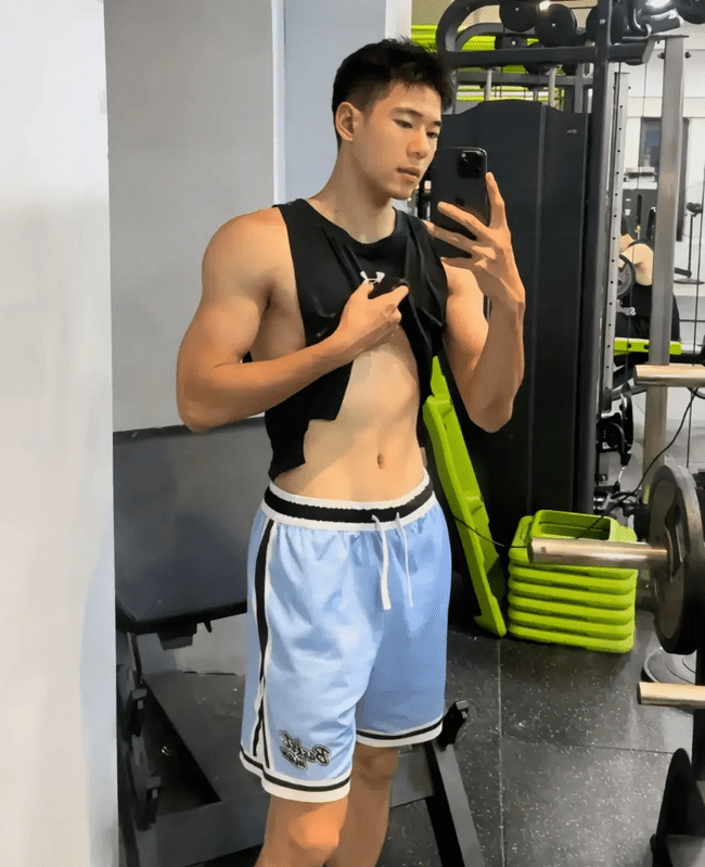 185cm 阳光帅气的薄肌实习体育老师