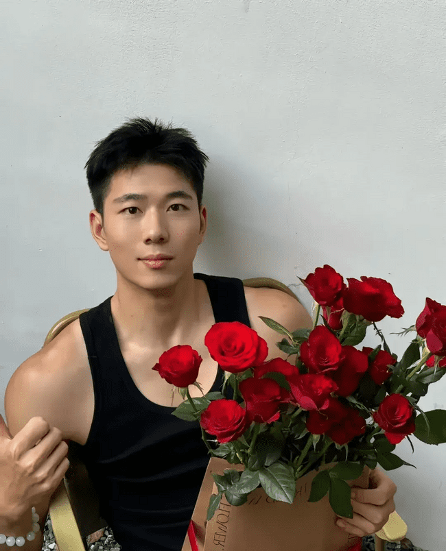 185cm 阳光帅气的薄肌实习体育老师