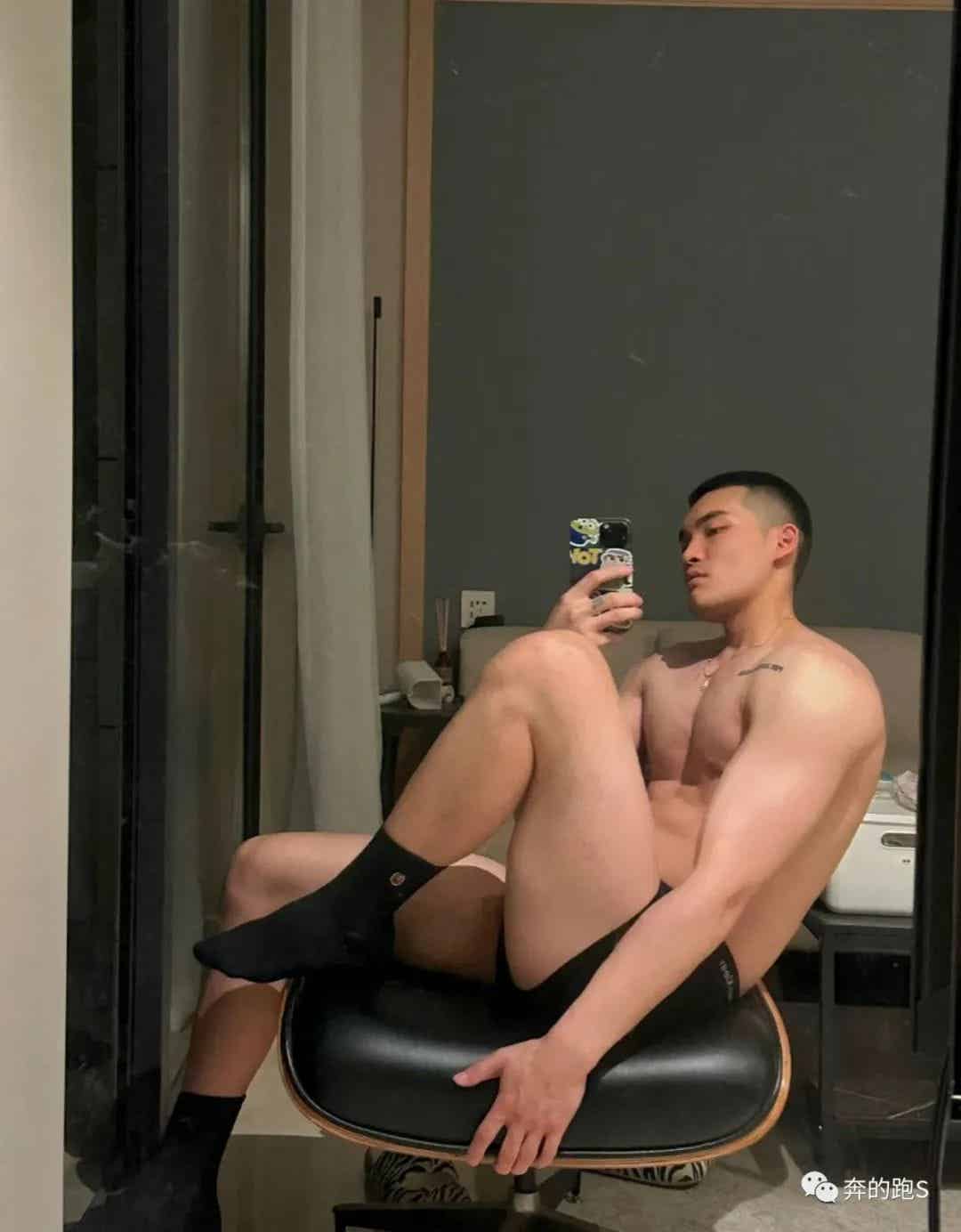 183cm 寸头黑皮体育生私照，网友：X 张力拉满了！