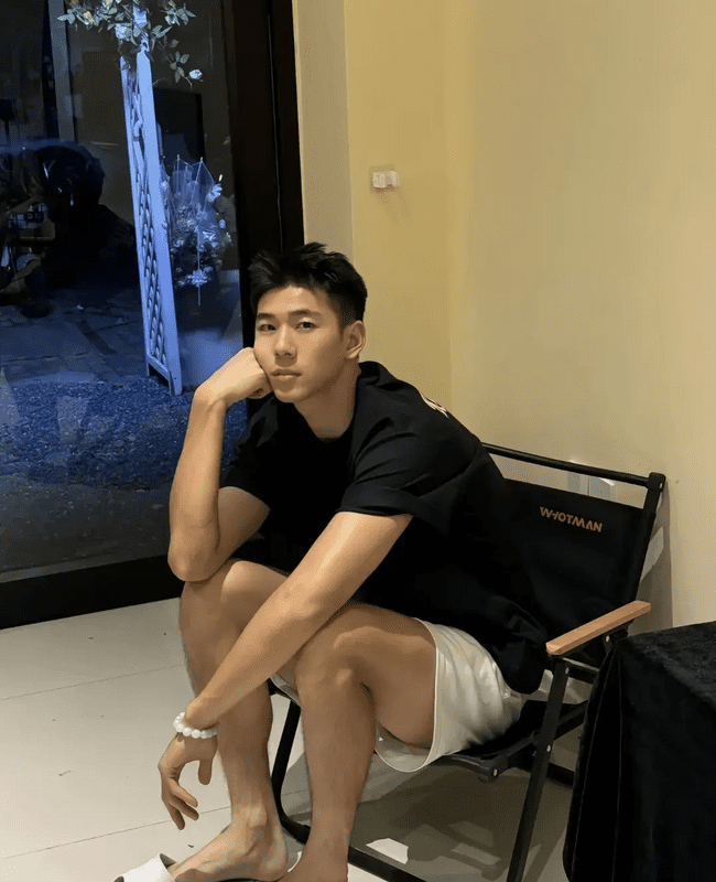185cm 阳光帅气的薄肌实习体育老师