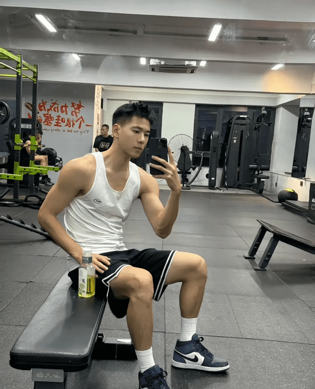 185cm 阳光帅气的薄肌实习体育老师