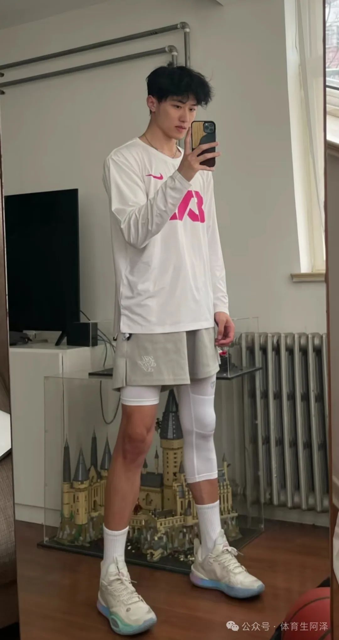 直男体育生被网友赞称 gay 圈天菜，白袜只是流量密码......