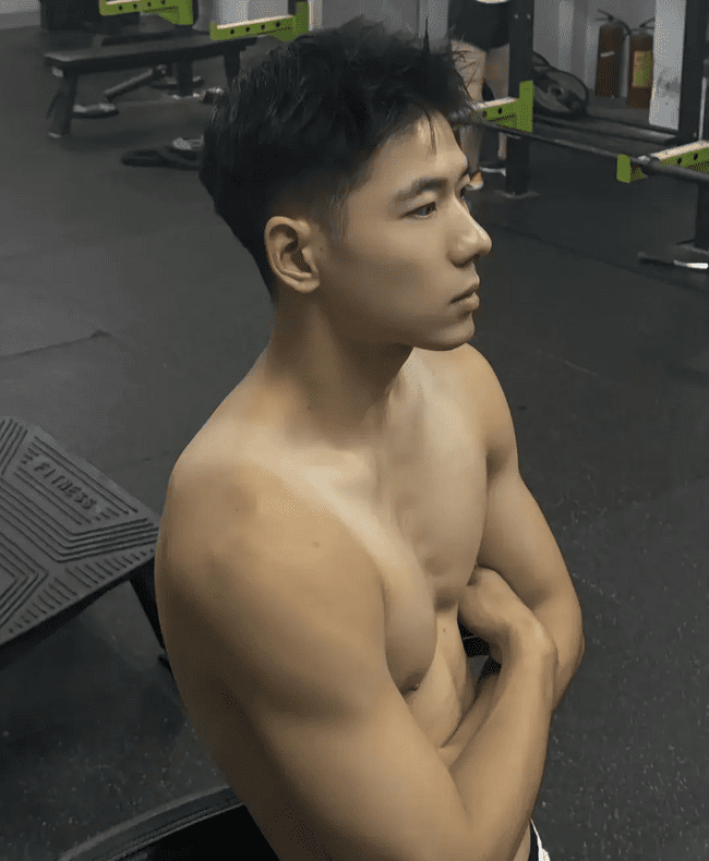 185cm 阳光帅气的薄肌实习体育老师 185cm 阳光帅气的薄肌实习体育老师