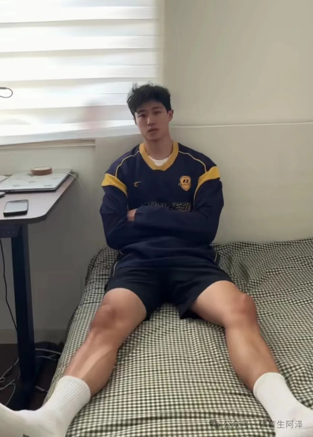 直男体育生被网友赞称 gay 圈天菜，白袜只是流量密码......