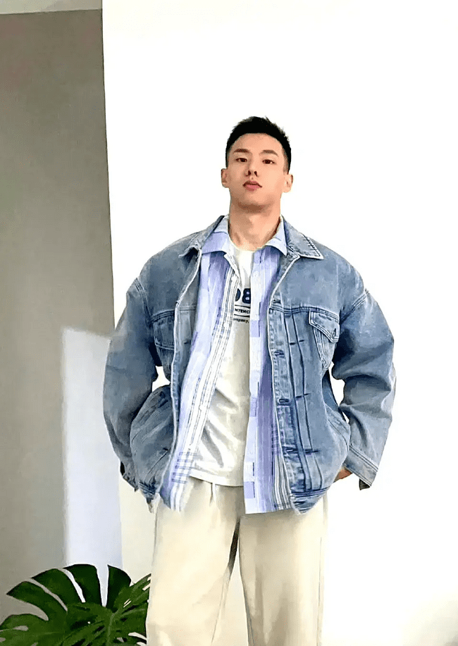 邻家哥哥在田野脱了露出又白又嫩的肌肉！！