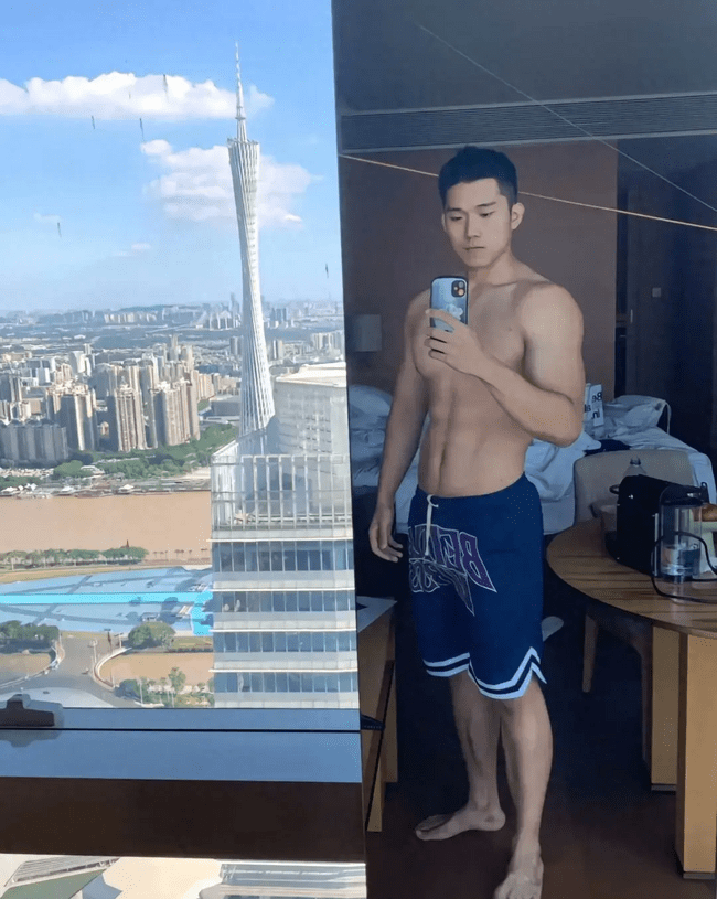  寸头阳刚爷们大胸肌帅气体育生！