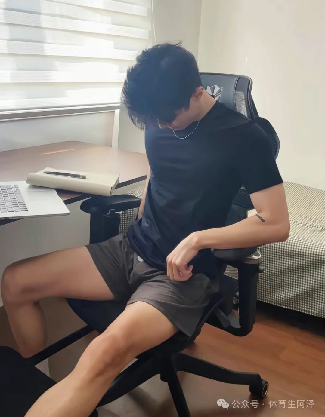 直男体育生被网友赞称 gay 圈天菜，白袜只是流量密码......