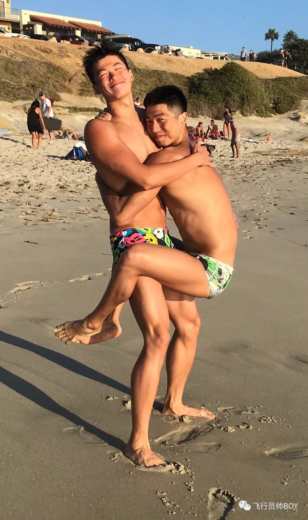  天啦，汪顺被一男子摸了大胸肌！！