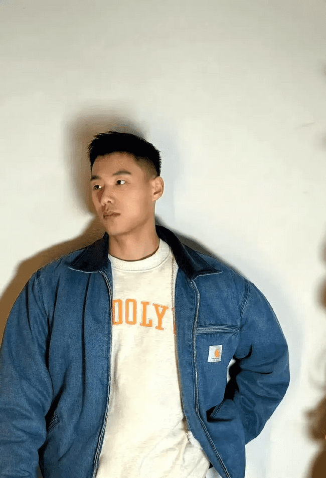 邻家哥哥在田野脱了露出又白又嫩的肌肉！！