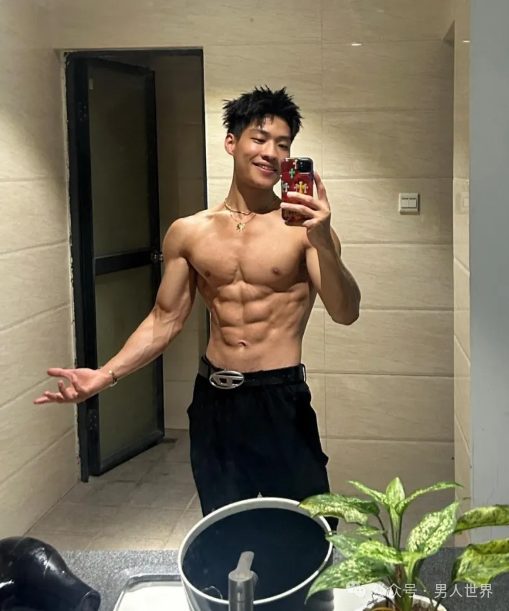 腹肌黑皮小哥，也太大了吧!