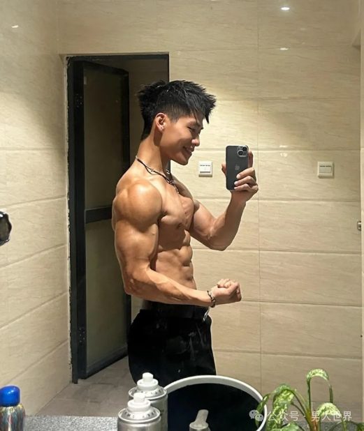腹肌黑皮小哥，也太大了吧!
