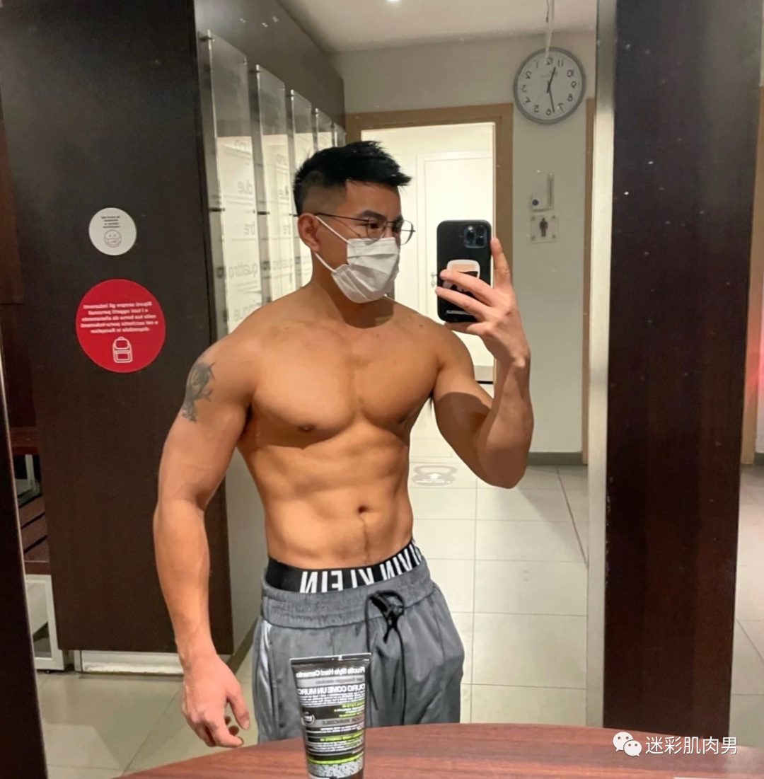  更衣室戴口罩自拍的肌肉男扒到啦，腹肌太爱了！