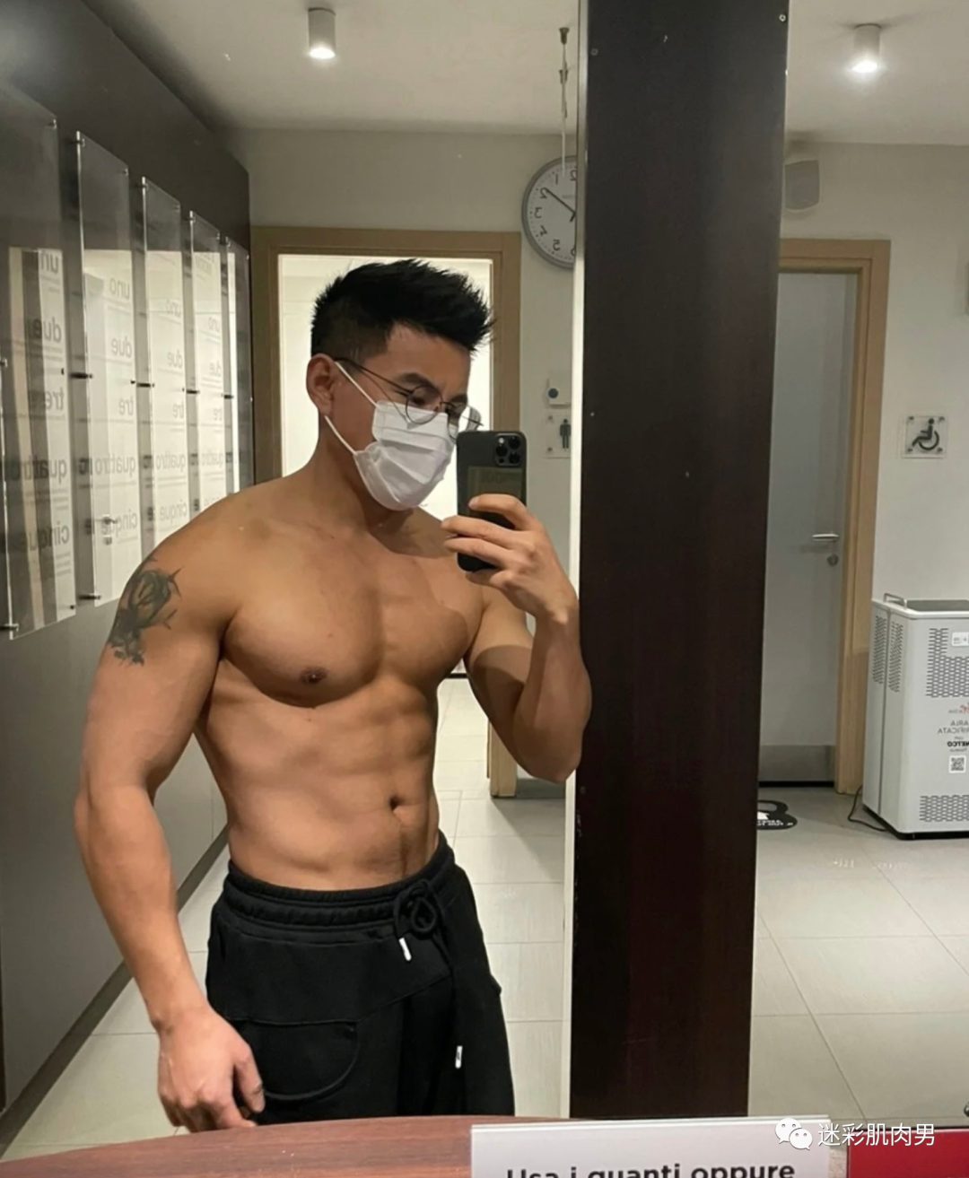  更衣室戴口罩自拍的肌肉男扒到啦，腹肌太爱了！