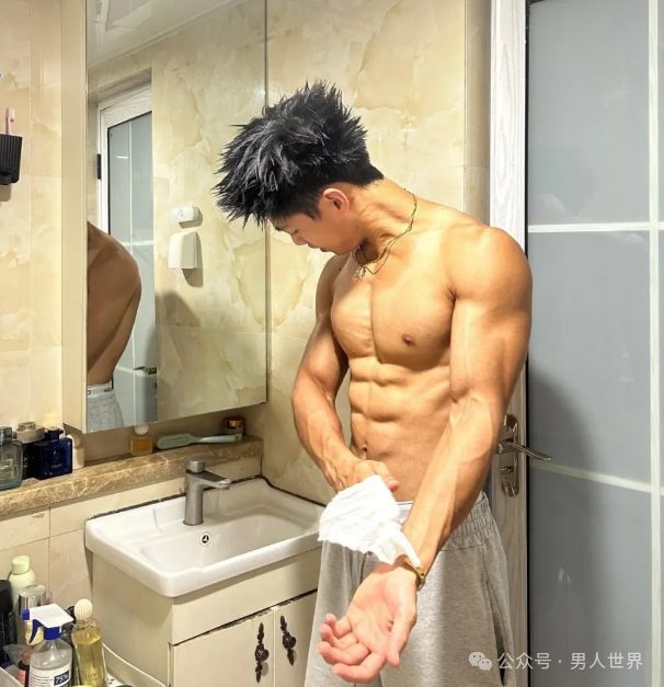 腹肌黑皮小哥，也太大了吧!