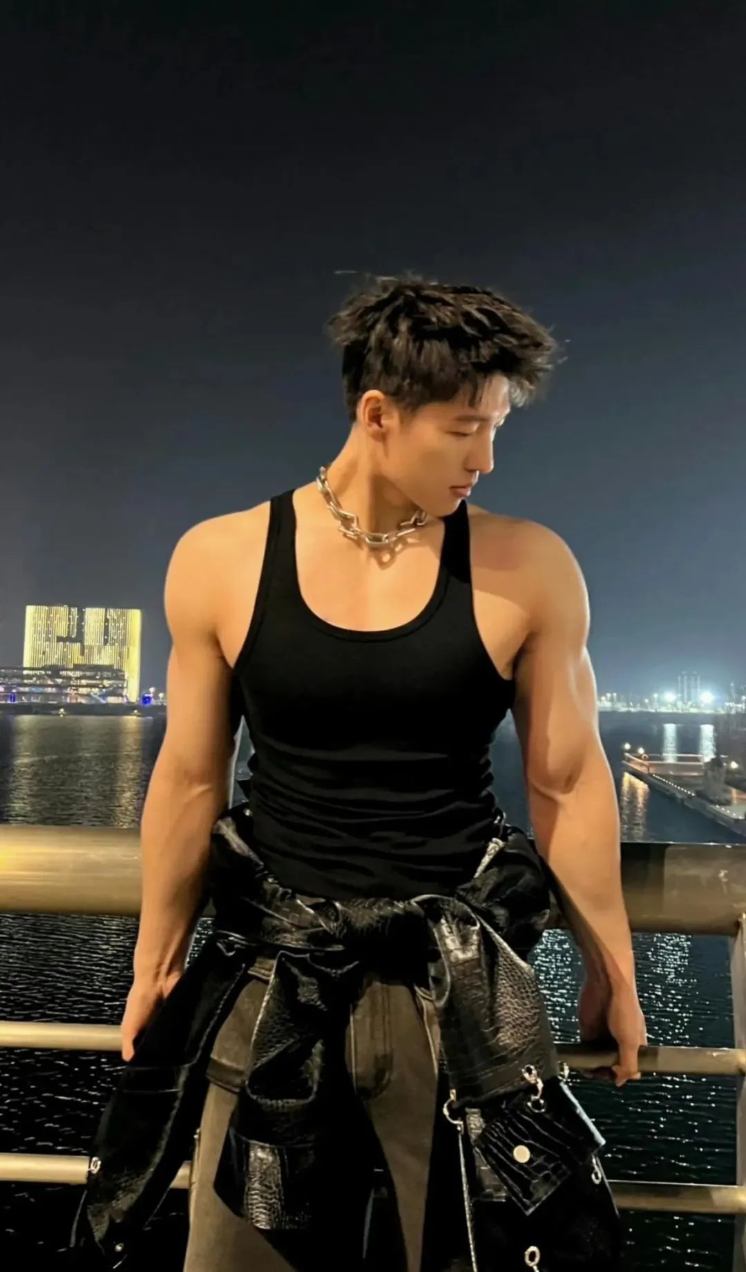 190cm 大肌哥哥在喂鸟！！