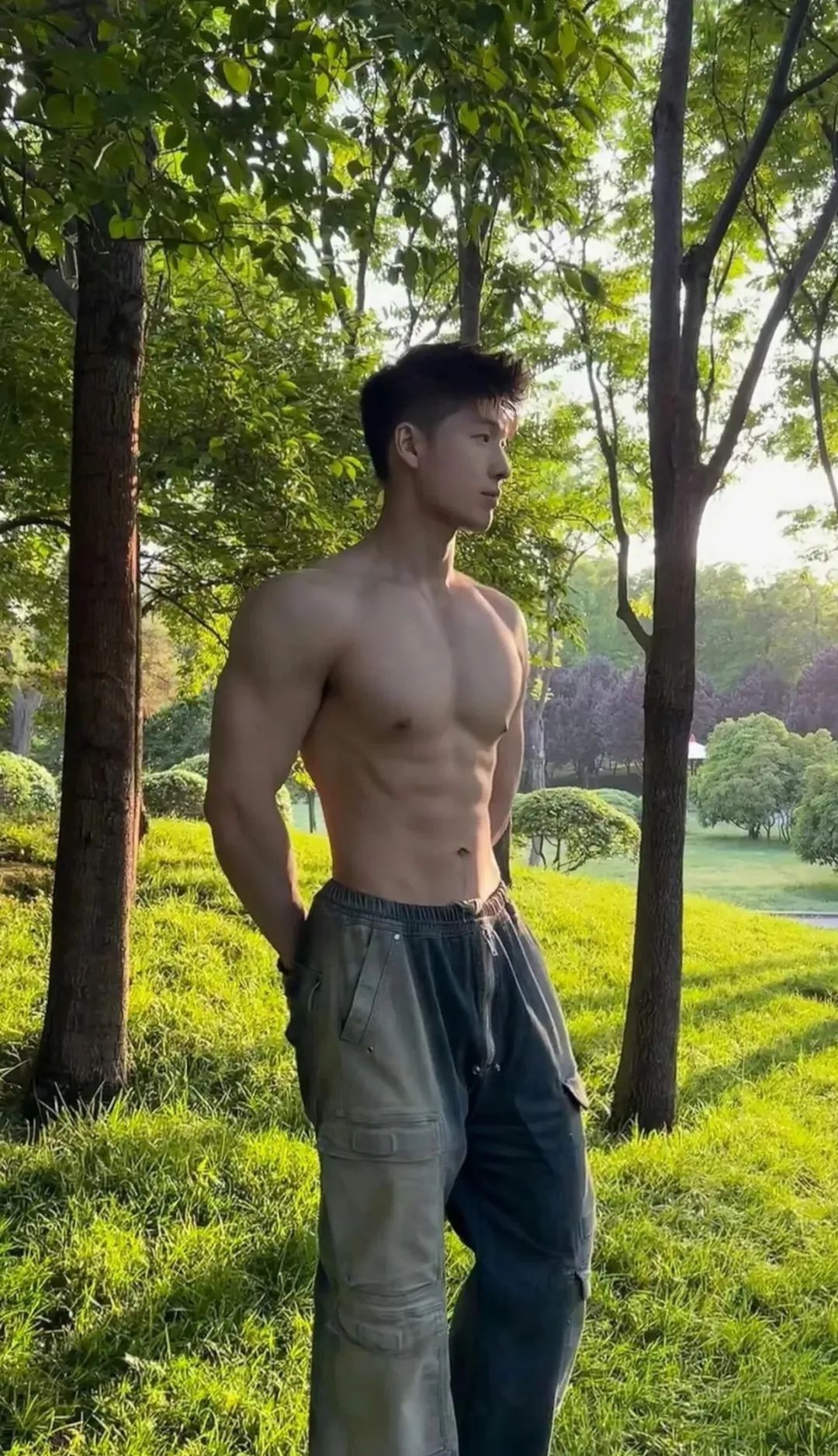 190cm 大肌哥哥在喂鸟！！