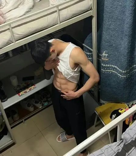 体育生在寝室撩起 8 块硬邦邦腹肌！！