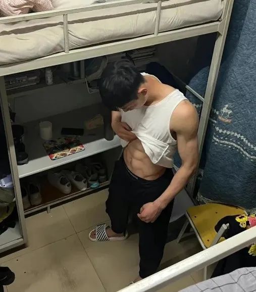体育生在寝室撩起 8 块硬邦邦腹肌！！