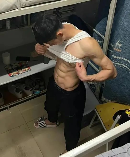 体育生在寝室撩起 8 块硬邦邦腹肌！！