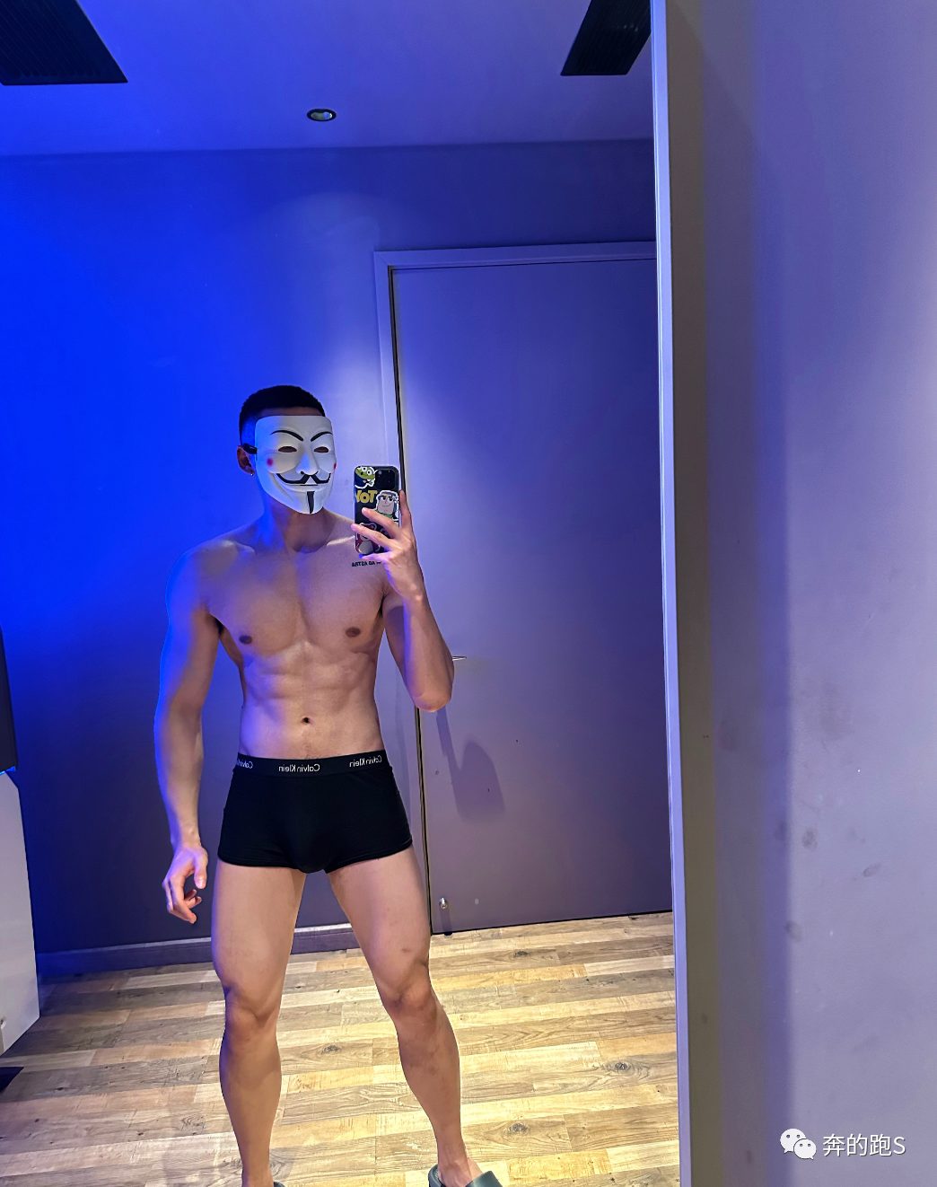 183cm 寸头黑皮体育生私照，网友：X 张力拉满了！