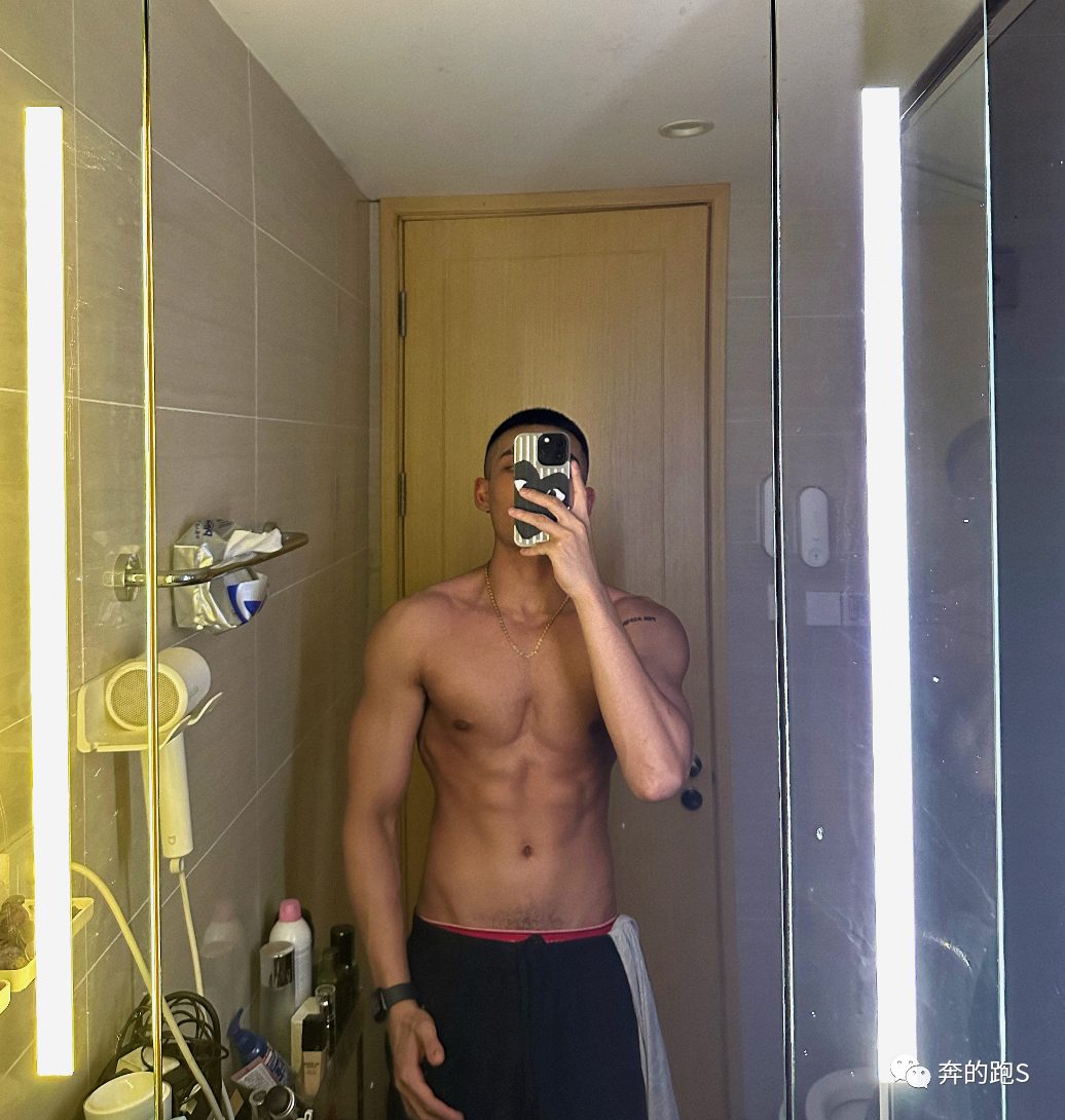 183cm 寸头黑皮体育生私照，网友：X 张力拉满了！