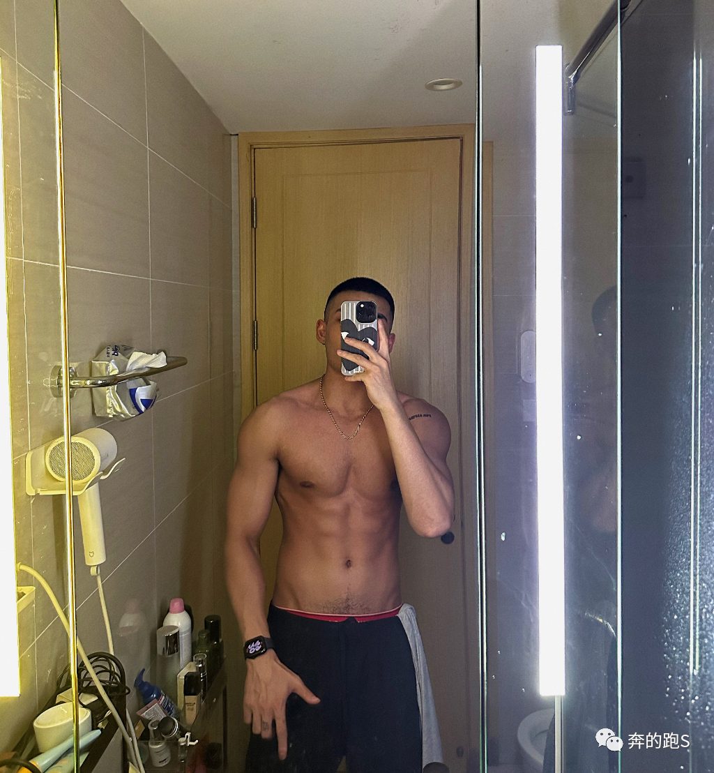 183cm 寸头黑皮体育生私照，网友：X 张力拉满了！