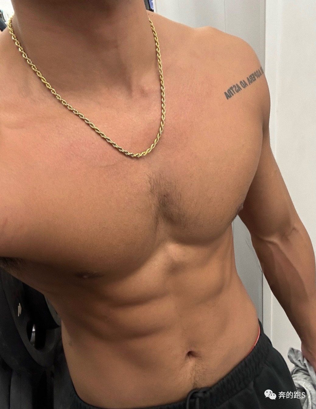 183cm 寸头黑皮体育生私照，网友：X 张力拉满了！