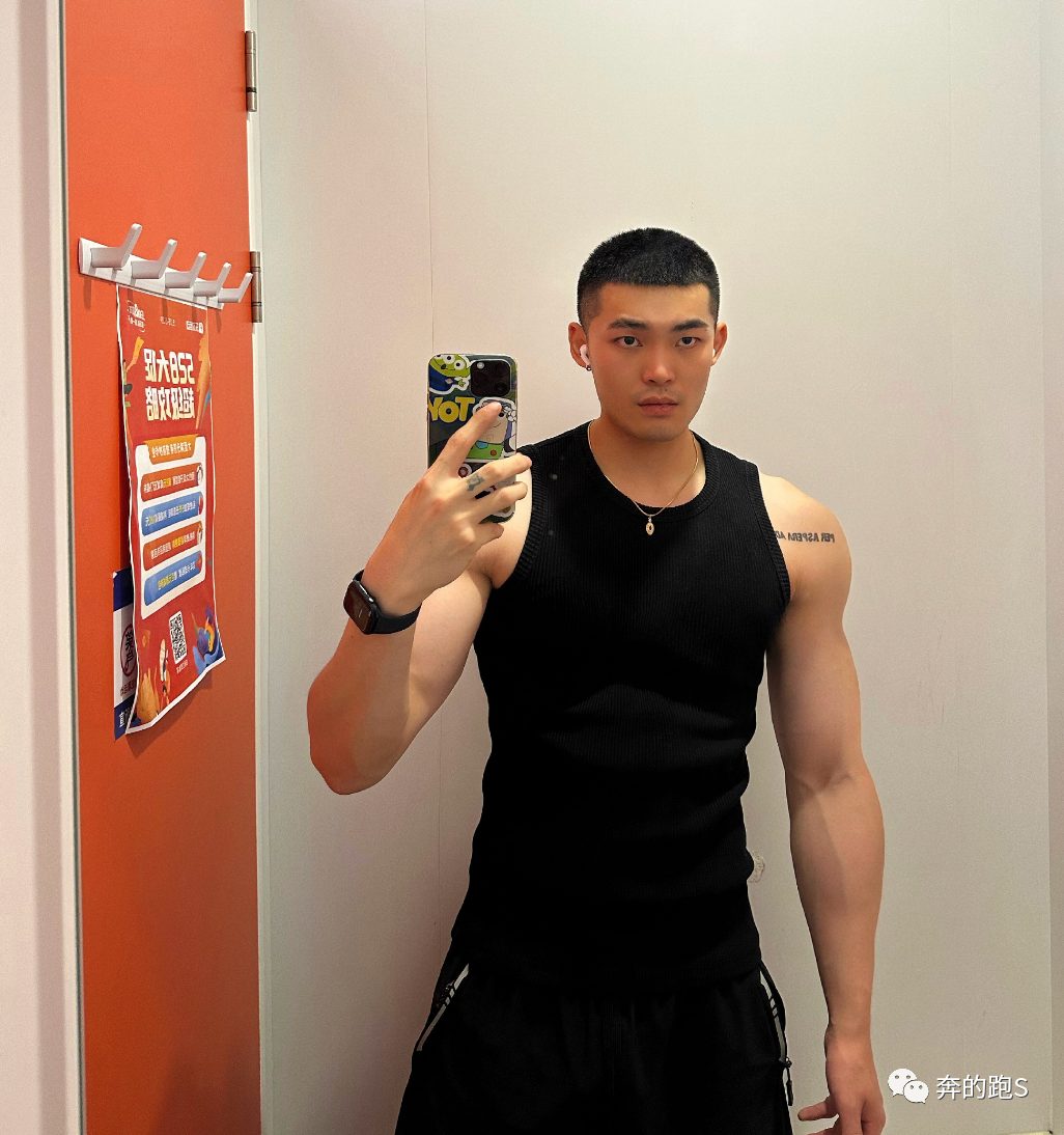183cm 寸头黑皮体育生私照，网友：X 张力拉满了！